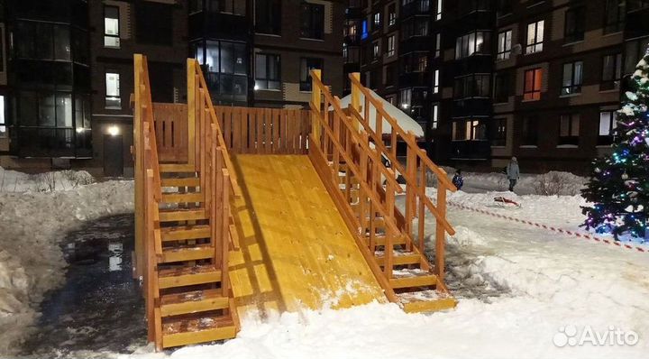 Зимняя деревянная горка 