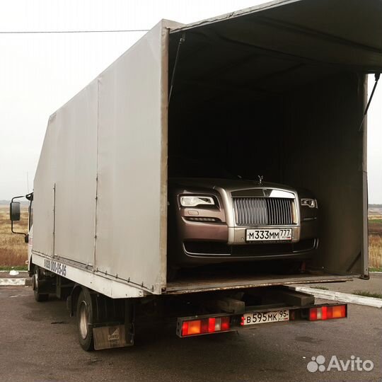 Крытый эвакуатор-автовоз