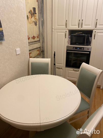 Стол и стулья