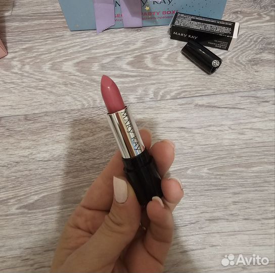 Сияющая гелевая губная помада Mary Kay