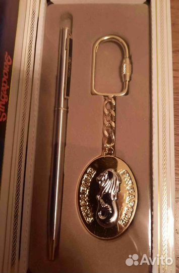 Набор подарочный (ручка + брелок) из Сингапура