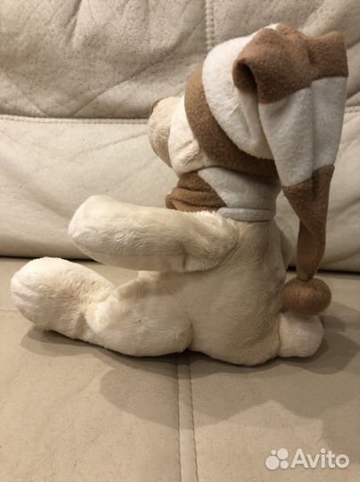 Плюшевый медведь в шапке и шарфе