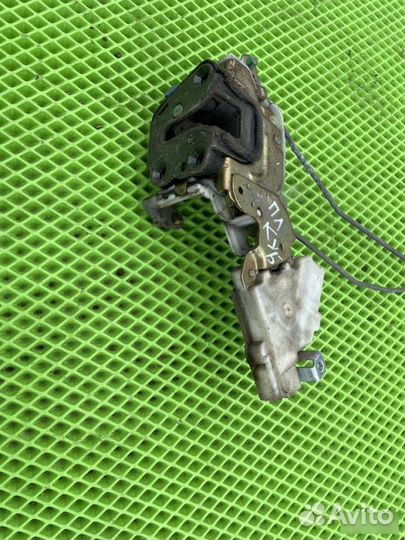 Замок передний левый Nissan Cube 1