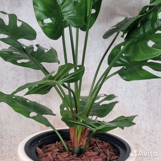 Кашпо с подсветкой и искусственной монстерой