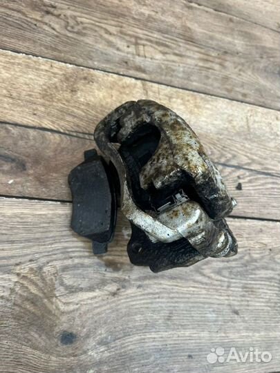 Тормозной суппорт передний правый Opel Corsa D 1.4