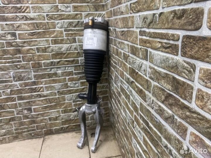 Амортизатор передний левый Volvo XC90