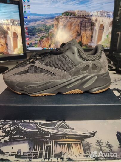 Adidas yeezy boost 700 utility black 48.5