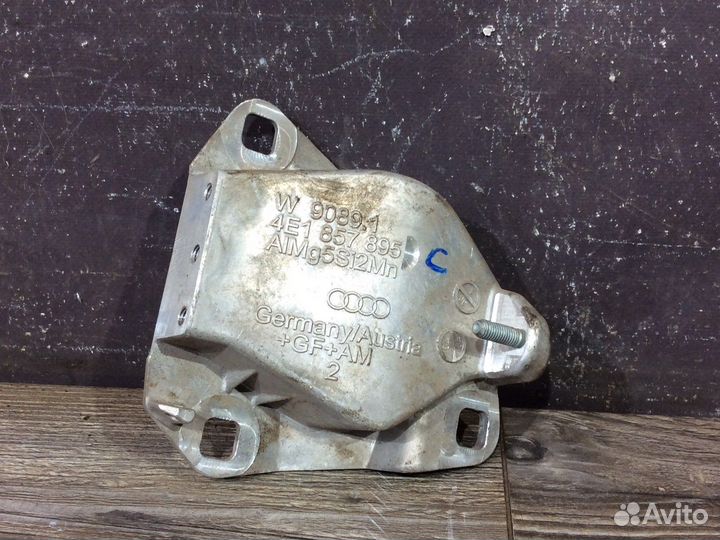 Кронштейн крепления торпедо Audi A8 D3 Левый