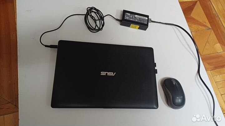 Ультрабук Asus X200M c беспроводной мышью
