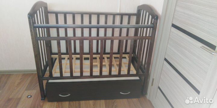 Детская кроватка с маятником