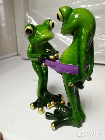 Статуэтка. Весёлые лягушки