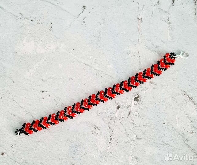 Браслет из бисера и бусин 