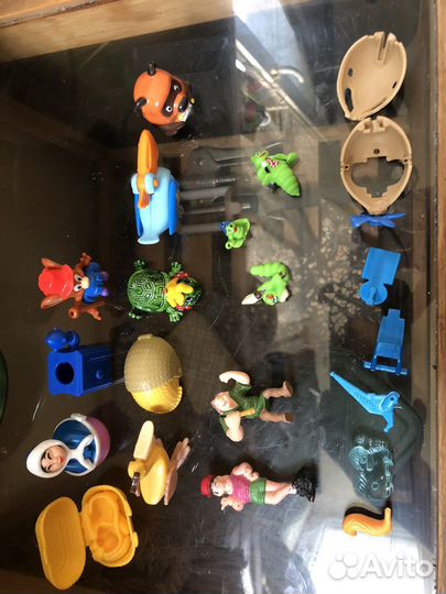 Резиновые фигурки и россыпь деталей киндер