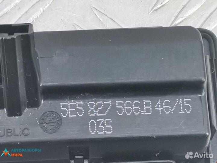 Ручка крышки багажника Skoda Octavia 3 (A7) 2015