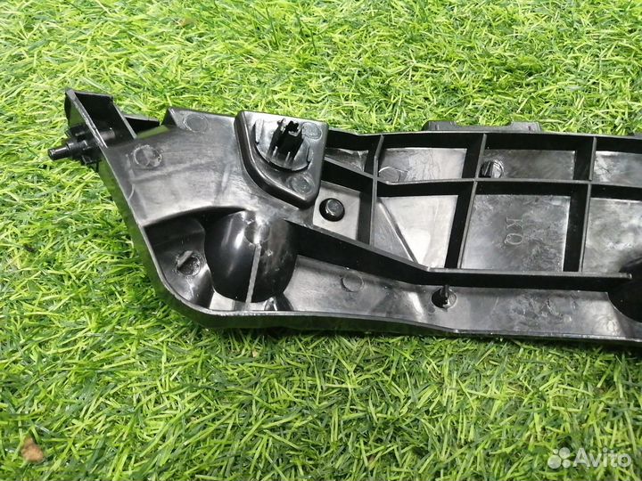 Крепление бампера переднее левое Toyota Rav4 CA40