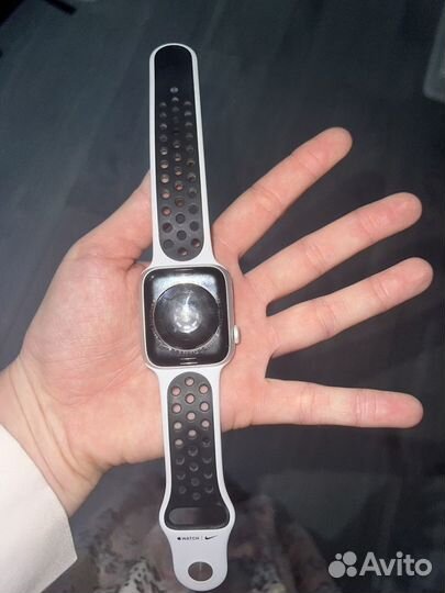 Apple Watch Series 4 44 мм, серый космосNike