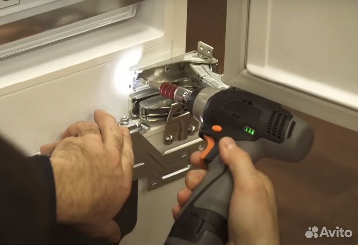 Ремонт дверей встроенных холодильников Siemens