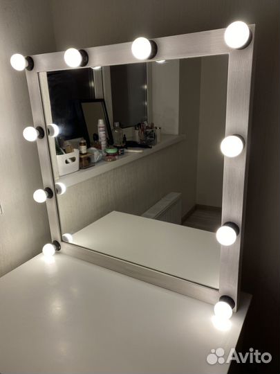 Туалетный столик с зеркалом и подсветкой