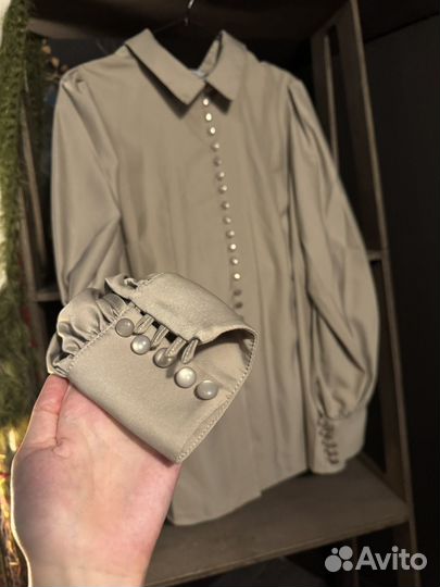 Нарядная блузка бежевого цвета