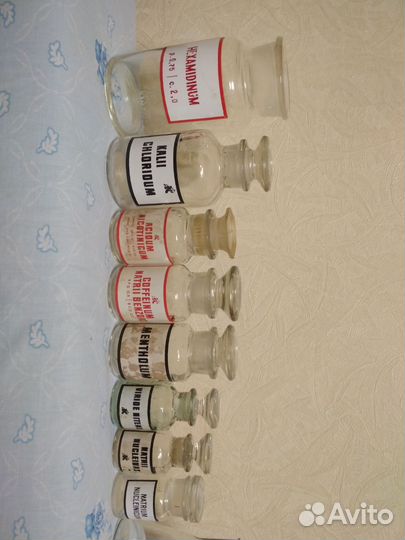 Колбы, банки, бутылки,воронка