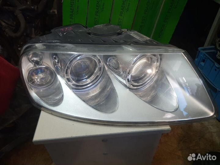 Фара передняя правая на Volkswagen Touareg