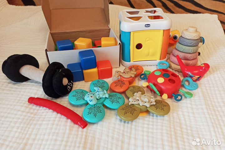 Развивающие игрушки для малышей пакетом