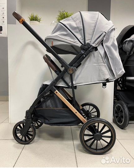 Прогулочная коляска с перекидной ручкой Luxmom