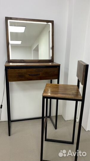 Туалетный столик с зеркалом и подсветкой