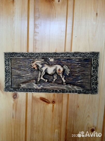 Резное панно из дерева