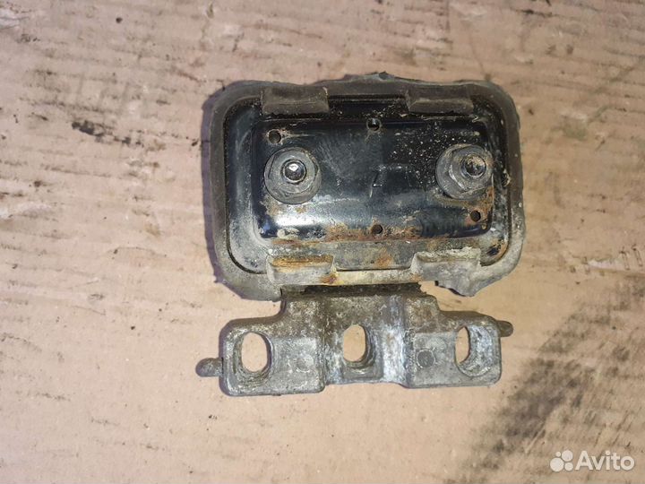 Подушка двигателя левая Волга Сайбер, Sebring