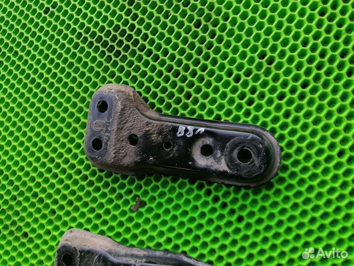 Кронштейн передней балки на VW Passat B8 2015-2019