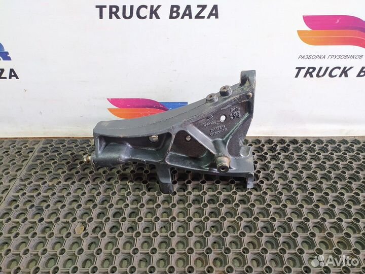 1431600 Кронштейн переднего бампера правый