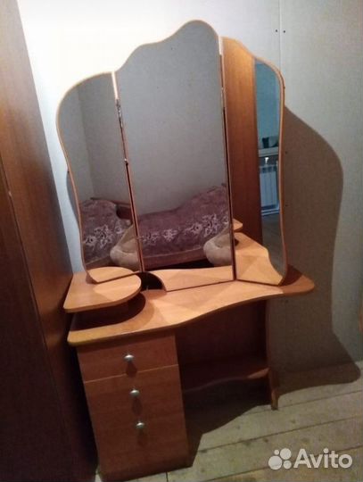 Туалетный столик с зеркалом