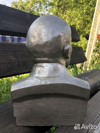 Бюст В. И. Ленина