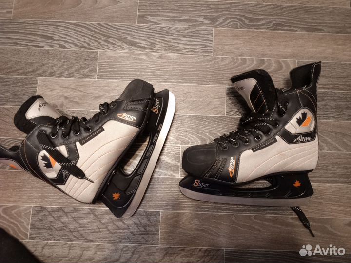 Коньки хоккейные, action