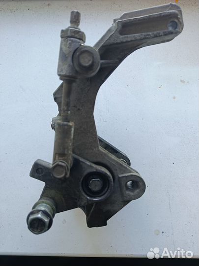 Кронштейн натяжителя ремня генератора Калина 1