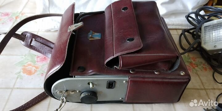 Фотовспышка Луч-70 и бачок для плёнки