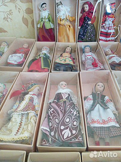 Фарфоровые куклы в народных костюмах (55 шт)