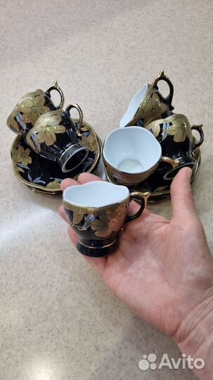 Кофейные чашки с блюдцами