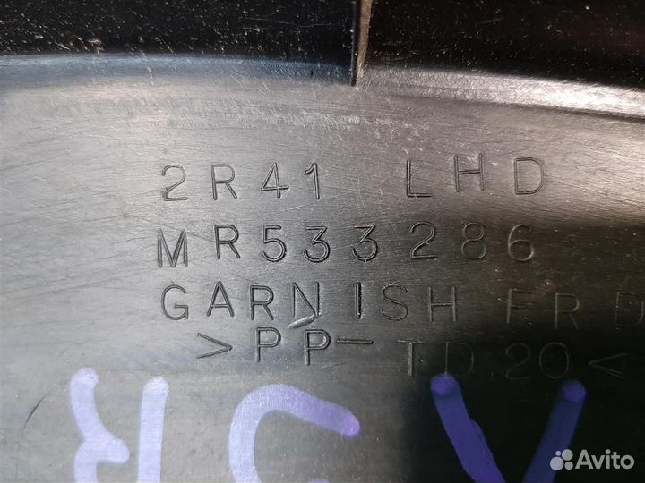 Решетка стеклоочистителей правая Mitsubishi Lance