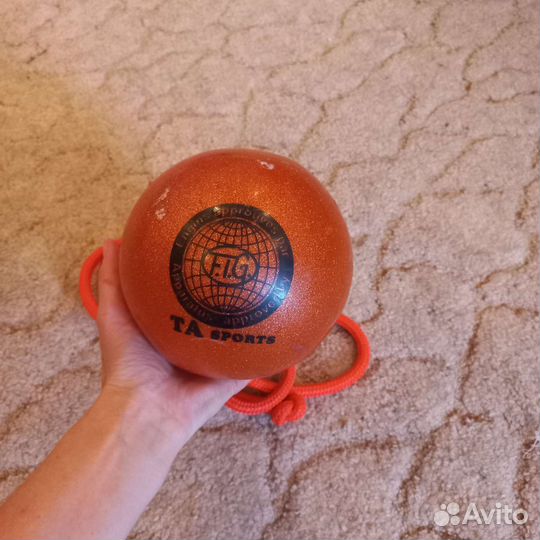 Мяч и скакалки для гимнастики