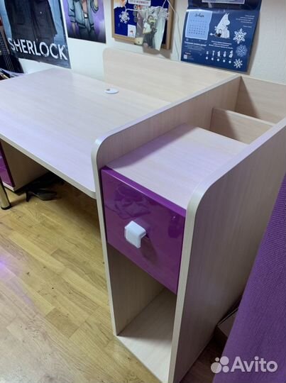 Письменный стол с настенным шкафом