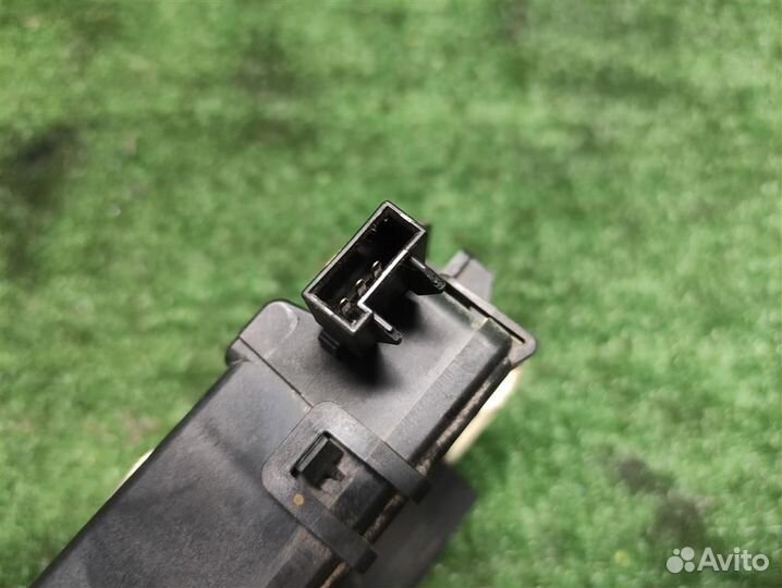 Замок крышки багажника Opel astra H 2010