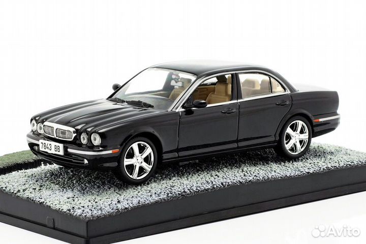 1/43 Jaguar XJ8 2007 & Daimler Super Eight - 2009