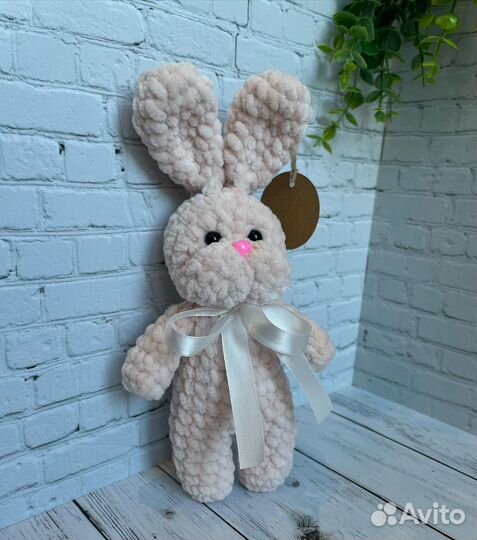 Милый вязаный зайчик