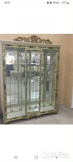 Витрина стеклянная 3-х дверная с подсветкой Катя