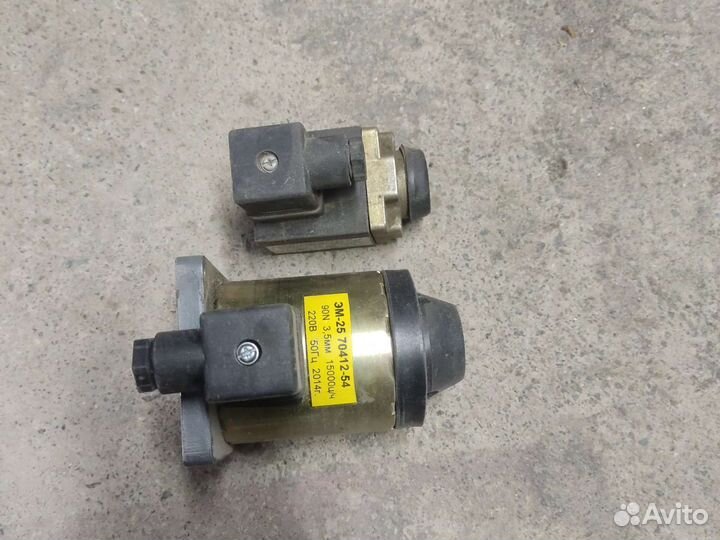 Электромагнит золотника гидросистемы220в