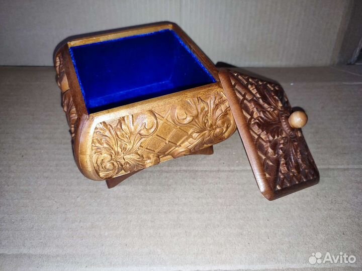 Деревянная шкатулка