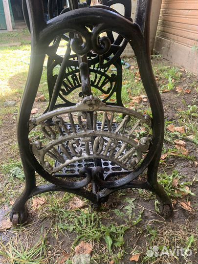 Старая швейная машинка