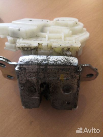 Замок двери багажника Mitsubishi Outlander 2.0